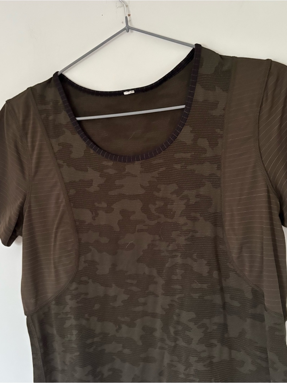Lululemon Camo Short Sleeve Activewear Top | Dark Olive Green Camouflage Size 8 - Picture 2 of 5